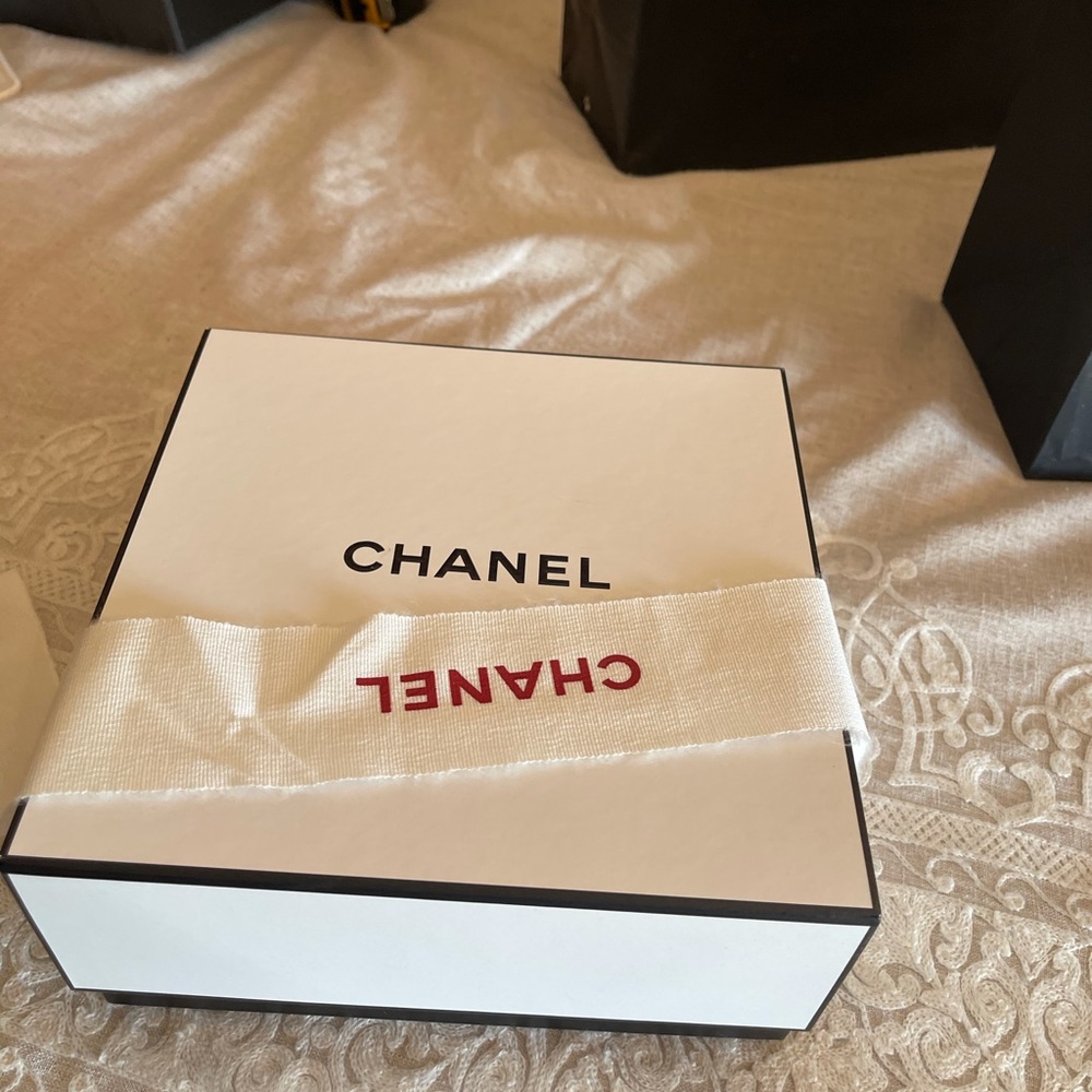 Chanel box - Picture 2 of 5